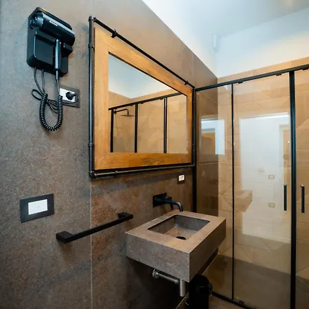 招待所 Four Points